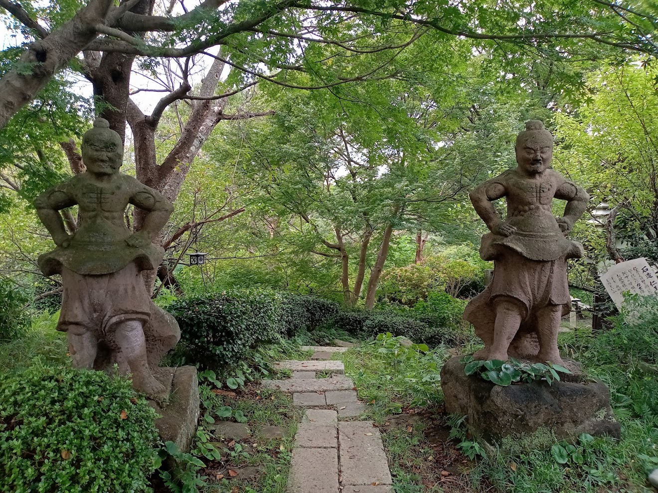 鎌倉山の蕎麦屋 檑亭の庭の像